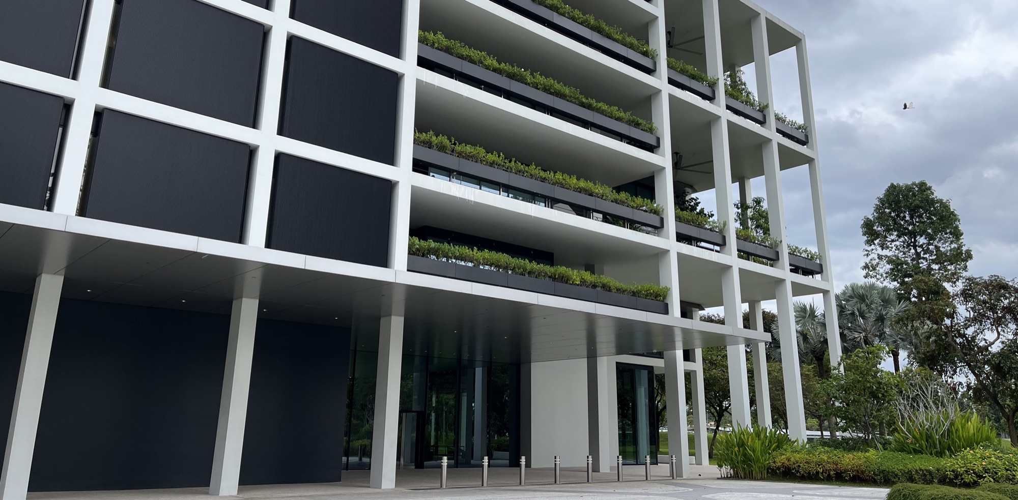 The GEAR: Kajima Lab in Singapore, a naturally ventilated building with open-air corridors and ceiling fans